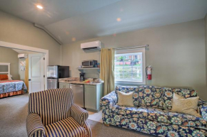 Downtown Branson Cottage with Pool Access!